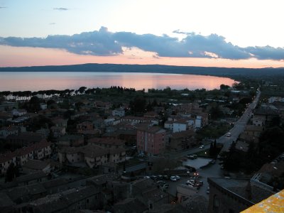 Panorama serale sul lago di Bolsena,
dagli spalti del Castello Monaldeschi
(23510 bytes)